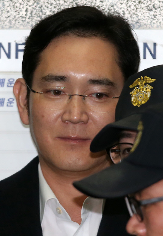 뇌물공여 등 혐의로 구속된 이재용 삼성전자 부회장이 26일 오전 조사를 받기 위해 서울 강남구 대치동 특검으로 향하고 있다.